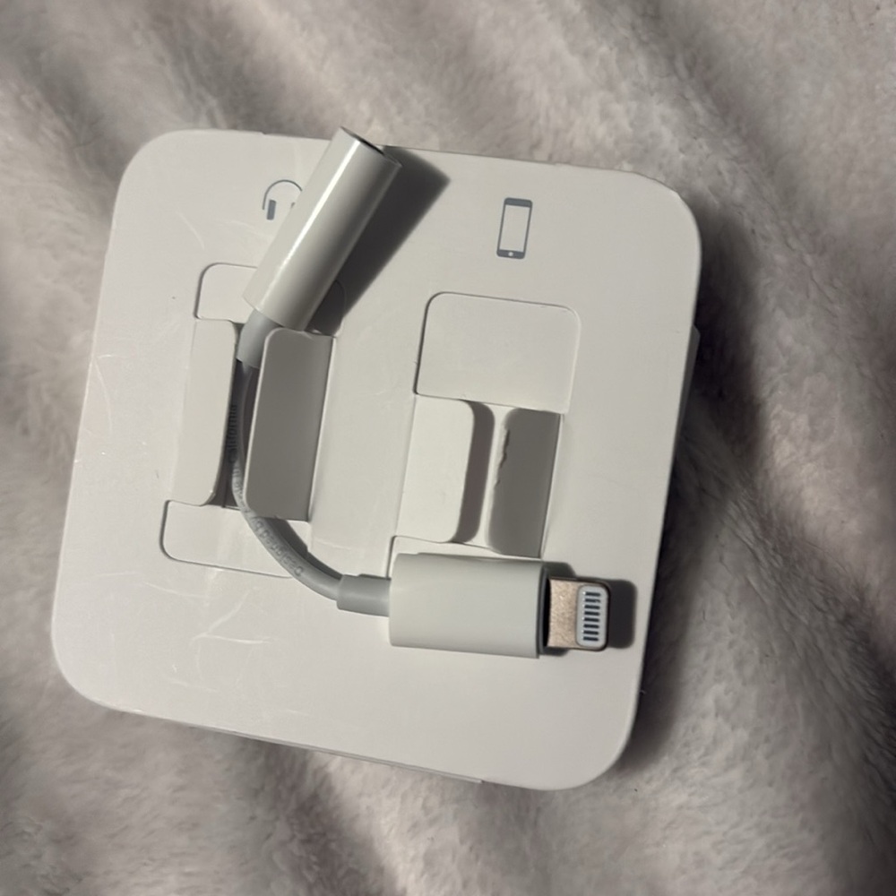 Apple White Earbud Headphones - Picture 2 of 3